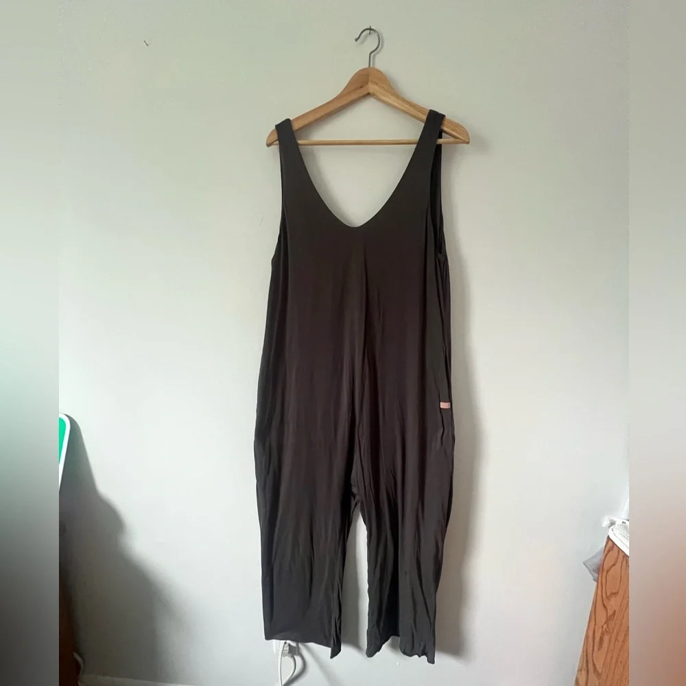 Lunya 100% Organic Pima Cotton Double V Jumpsuit Gray Medium Lightweight Capri - Picture 3 of 7